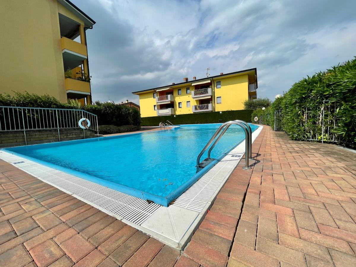 Garden Con Terrazzo E Piscina Apartment Desenzano del Garda